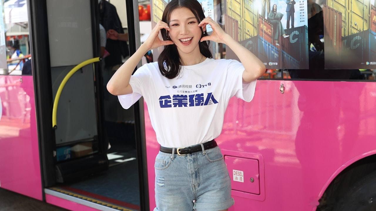 企業強人｜鄧美欣演金融精英全靠一副眼鏡：監製想有一種強勢鄧美欣（Venus)現身