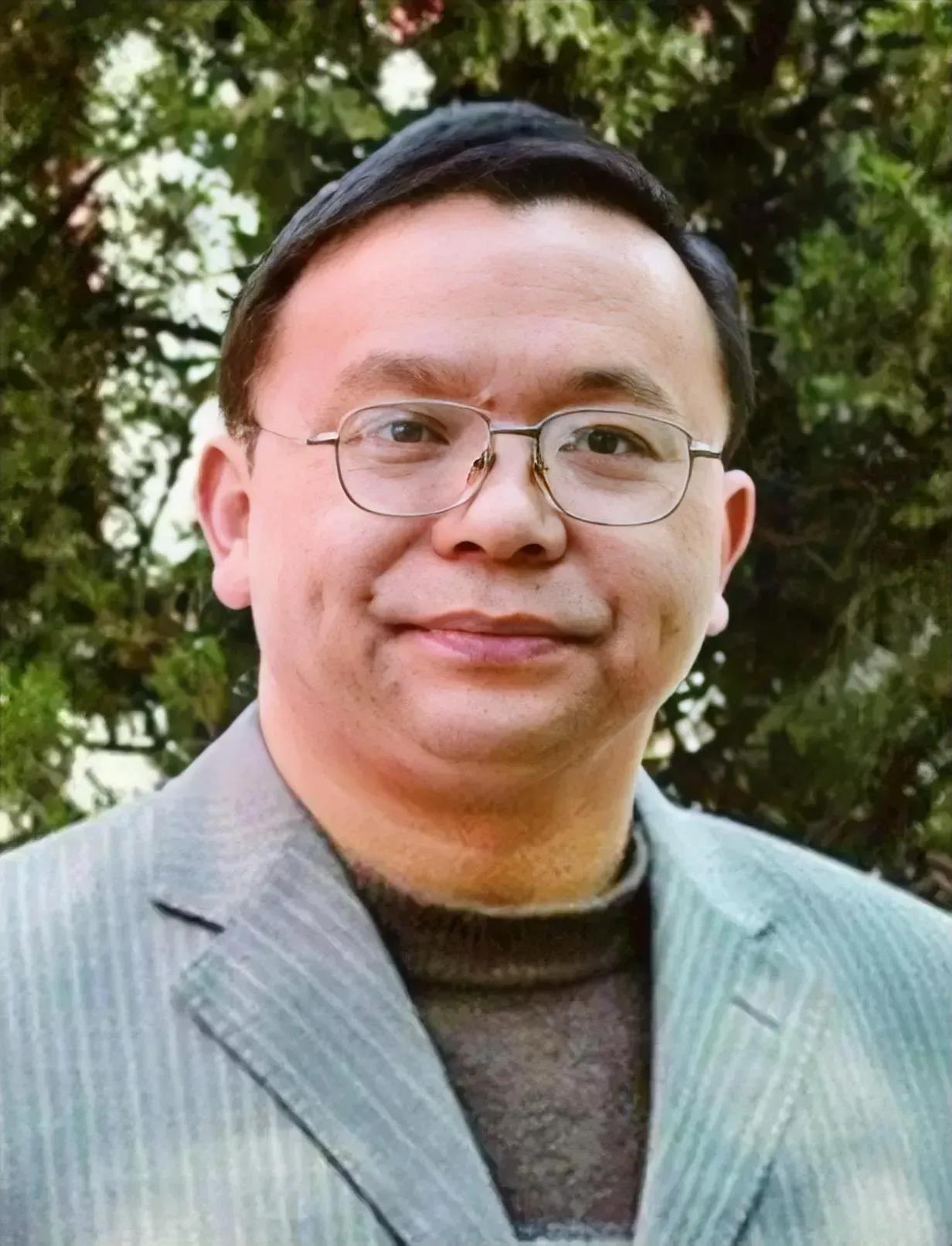 你知道吗？那个揪出‘毒教材’的硬汉子彭帮怀，14年的坚持，22次法庭交锋，愣是没