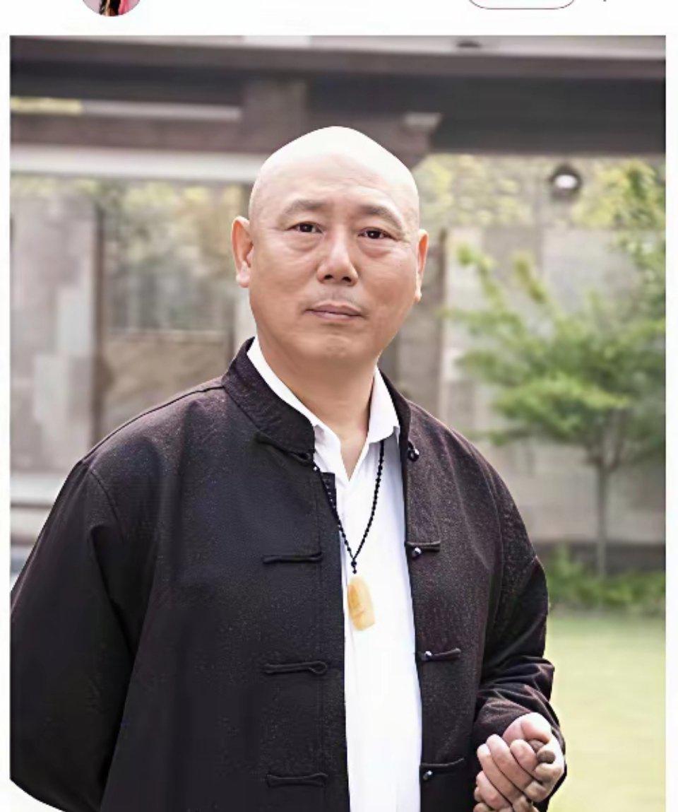 身家上亿住四合院，李成儒的隐痛：亲儿子挤18平米老房子

在外人眼里，李成儒是圈