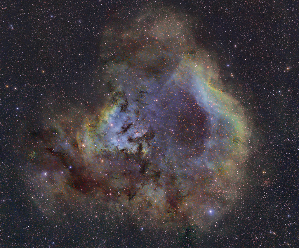 #每天一天文图#  炽热年轻恒星和气体尘埃云柱，看似全都挤到NGC 7822之内