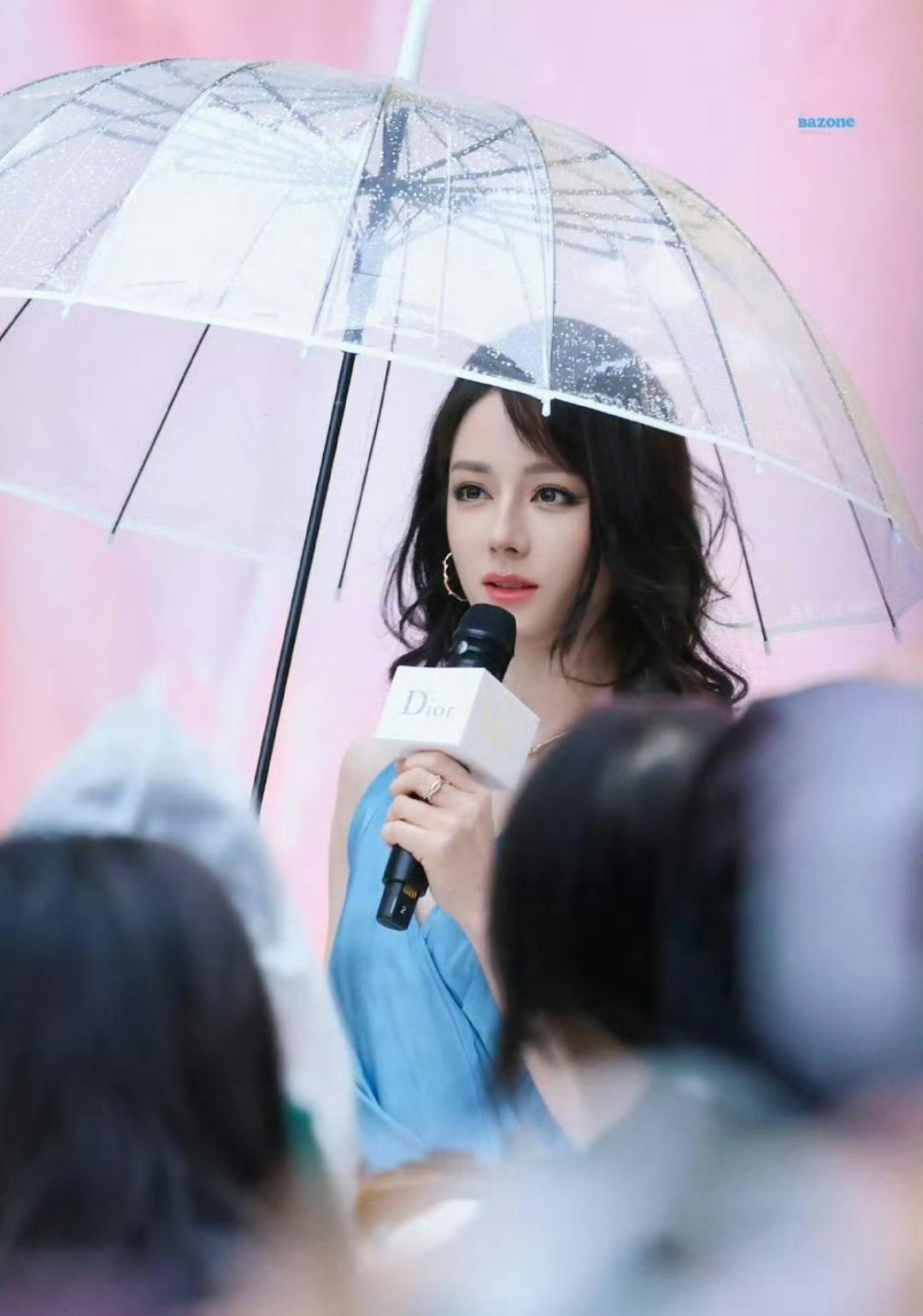 4月28日，@Dear-迪丽热巴现身南京，雨中撑伞淡雅高级。怕粉丝看不到她跳起来