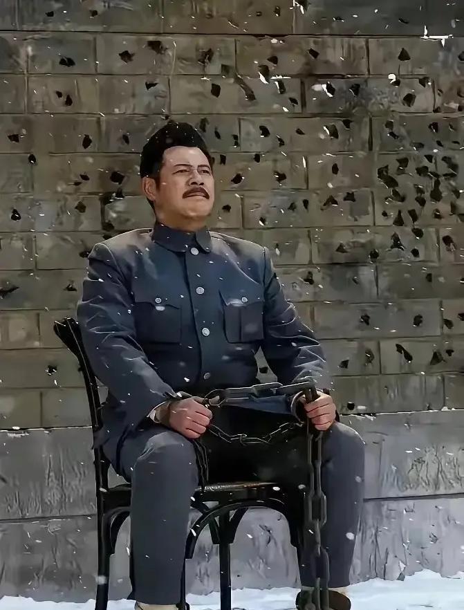 吉鸿昌被枪决以后，他的妻子胡红霞卖掉所有的资产赎回了尸体，却发现丈夫口袋中有个纸