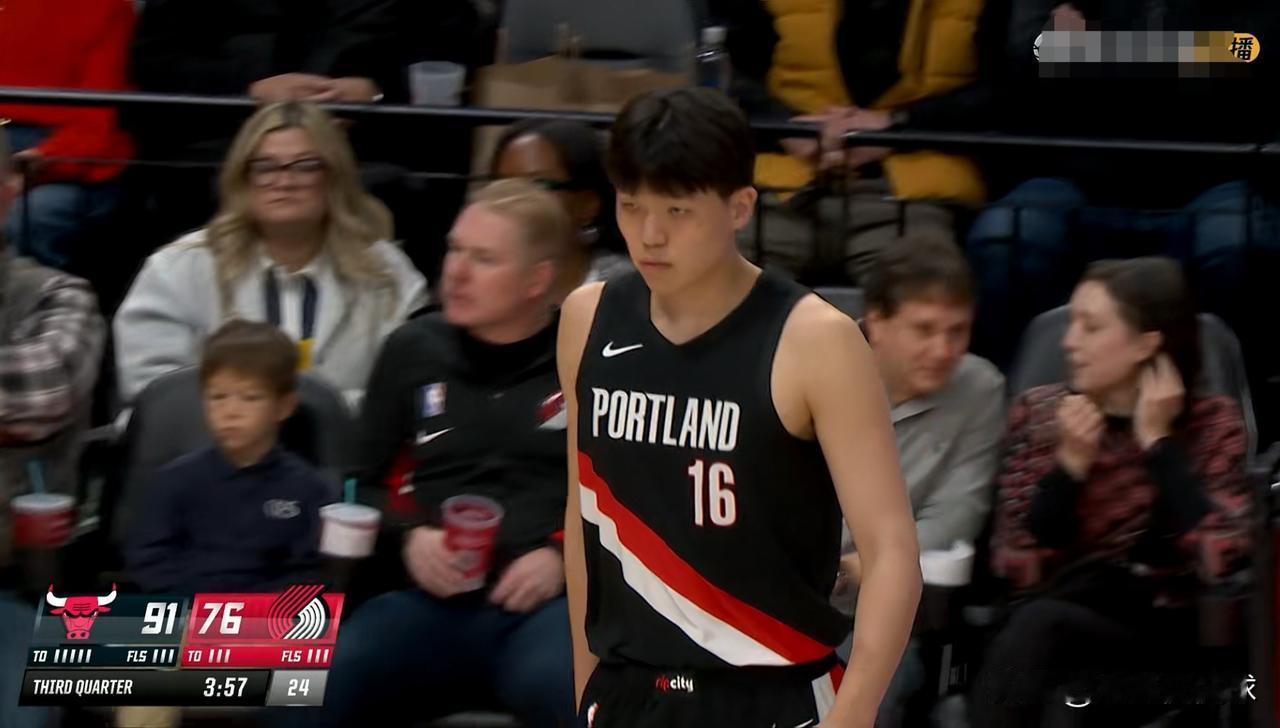 开拓者超级新秀杨瀚森真是无药可救了！在今天开拓者主场以121：122惜败于公牛的