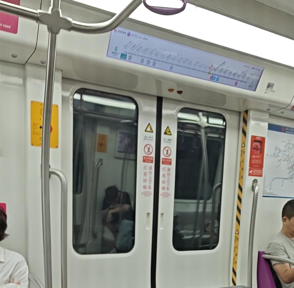 俺们团五连战友老孟从农村来省城参加他们连战友老黄女儿婚礼，婚礼上午11点举行，地