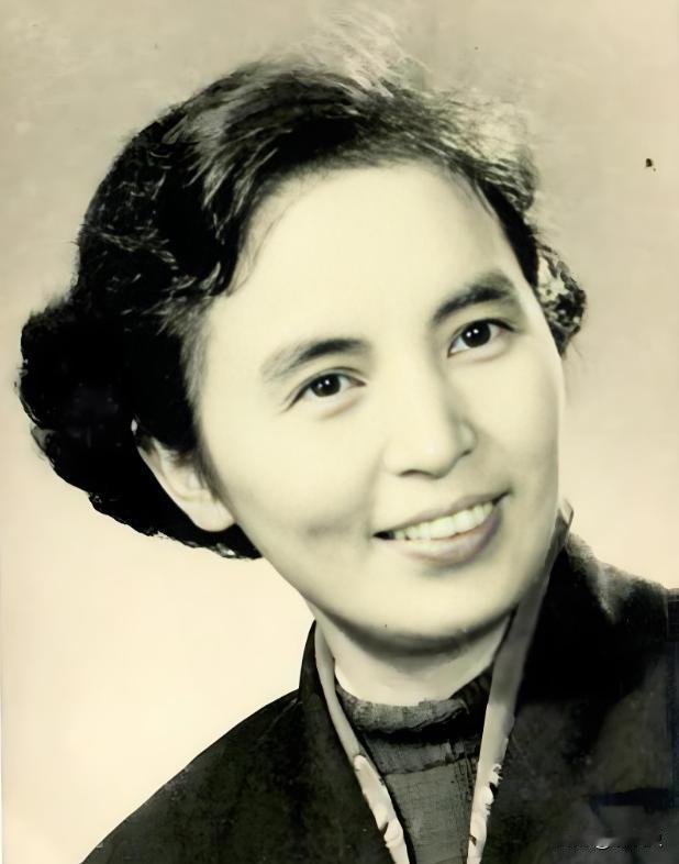 1940年深夜，一名女子突然闯入新四军挺进纵队指挥部，留下“13个团围攻郭村”的