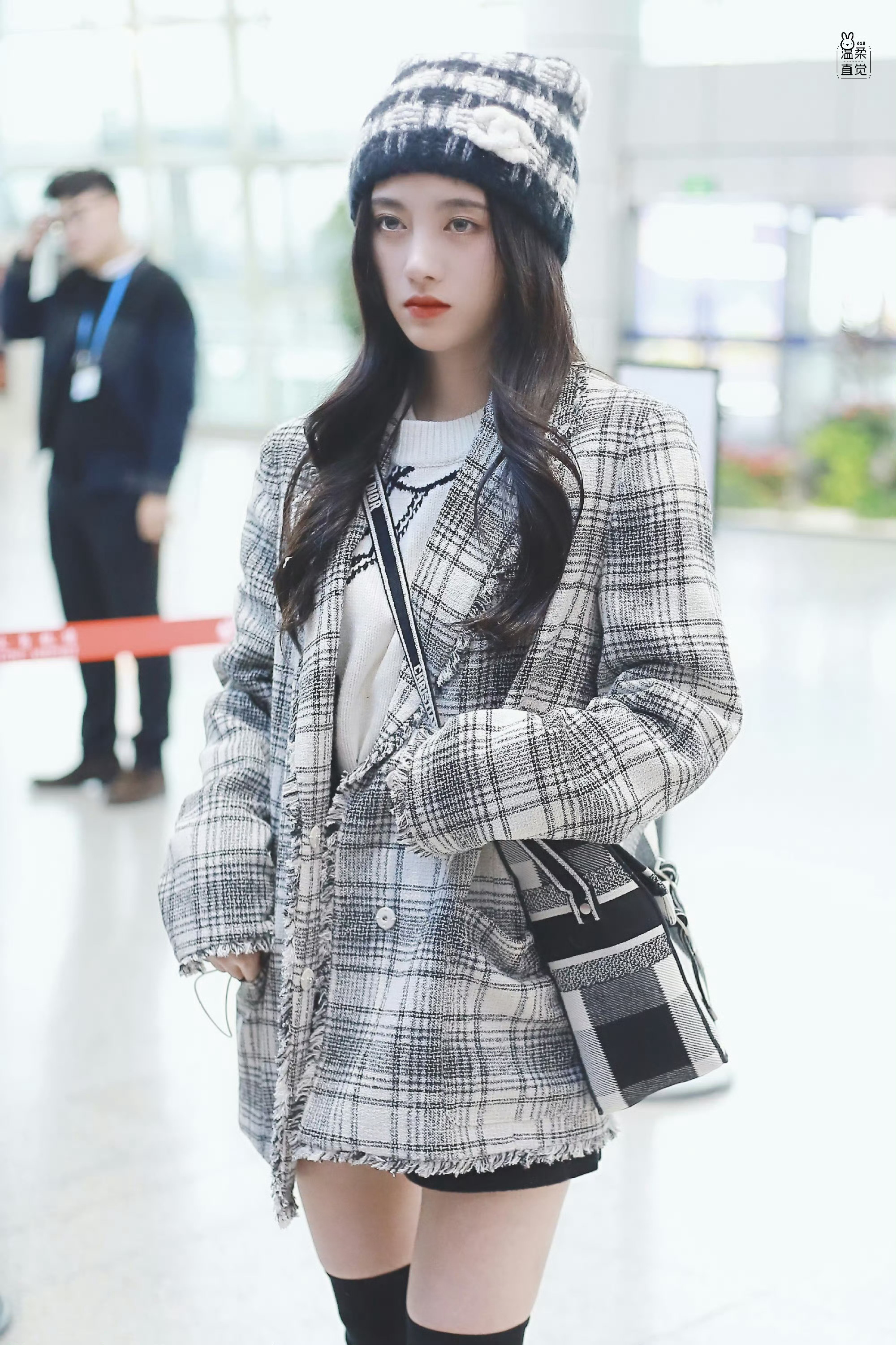 jjy鞠婧祎jjy鞠婧祎苏绿夏“在岁月的尽头等风雪，等烟火以及你” "𝑨𝒕 
