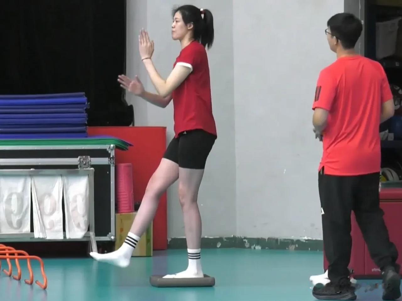李盈莹的身影出现在训练场！
昨天，中国女排的训练场边出现了李盈莹的身影，让一直惦