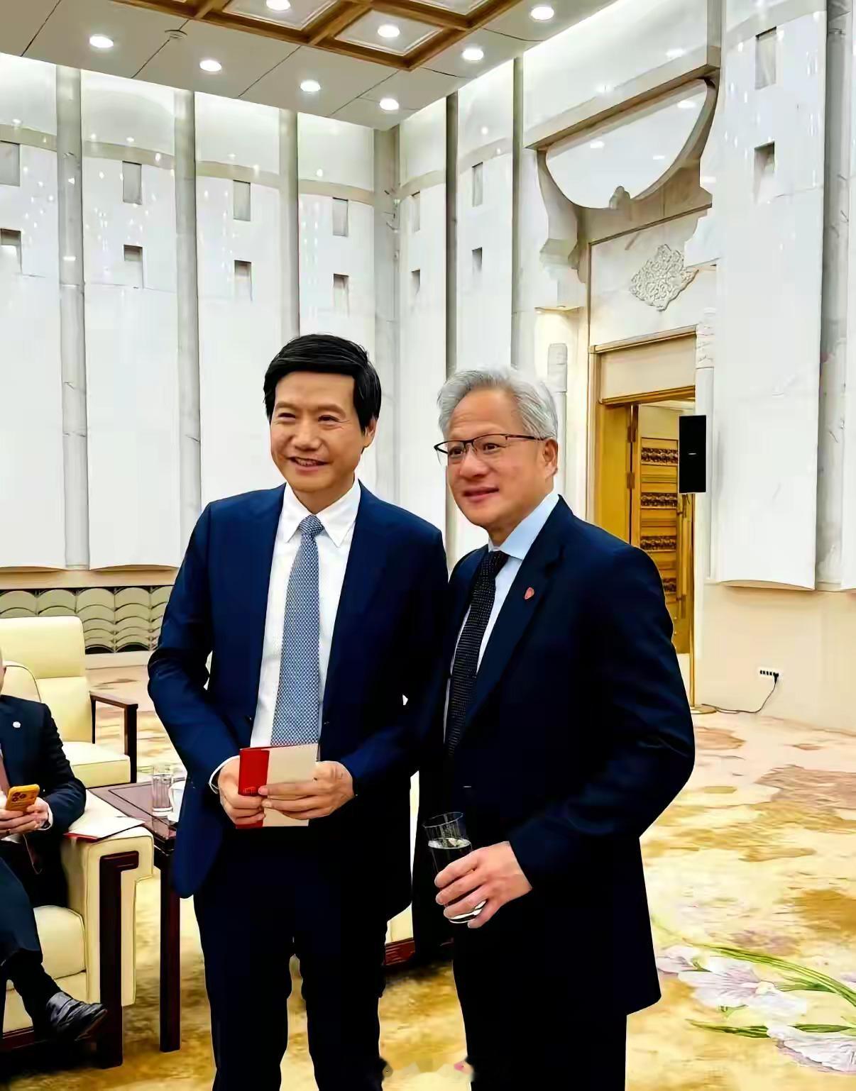 别看黄仁勋平时爱锻炼，真站到雷军旁边，年迈感还是挺明显的。都是60后，二人的状态