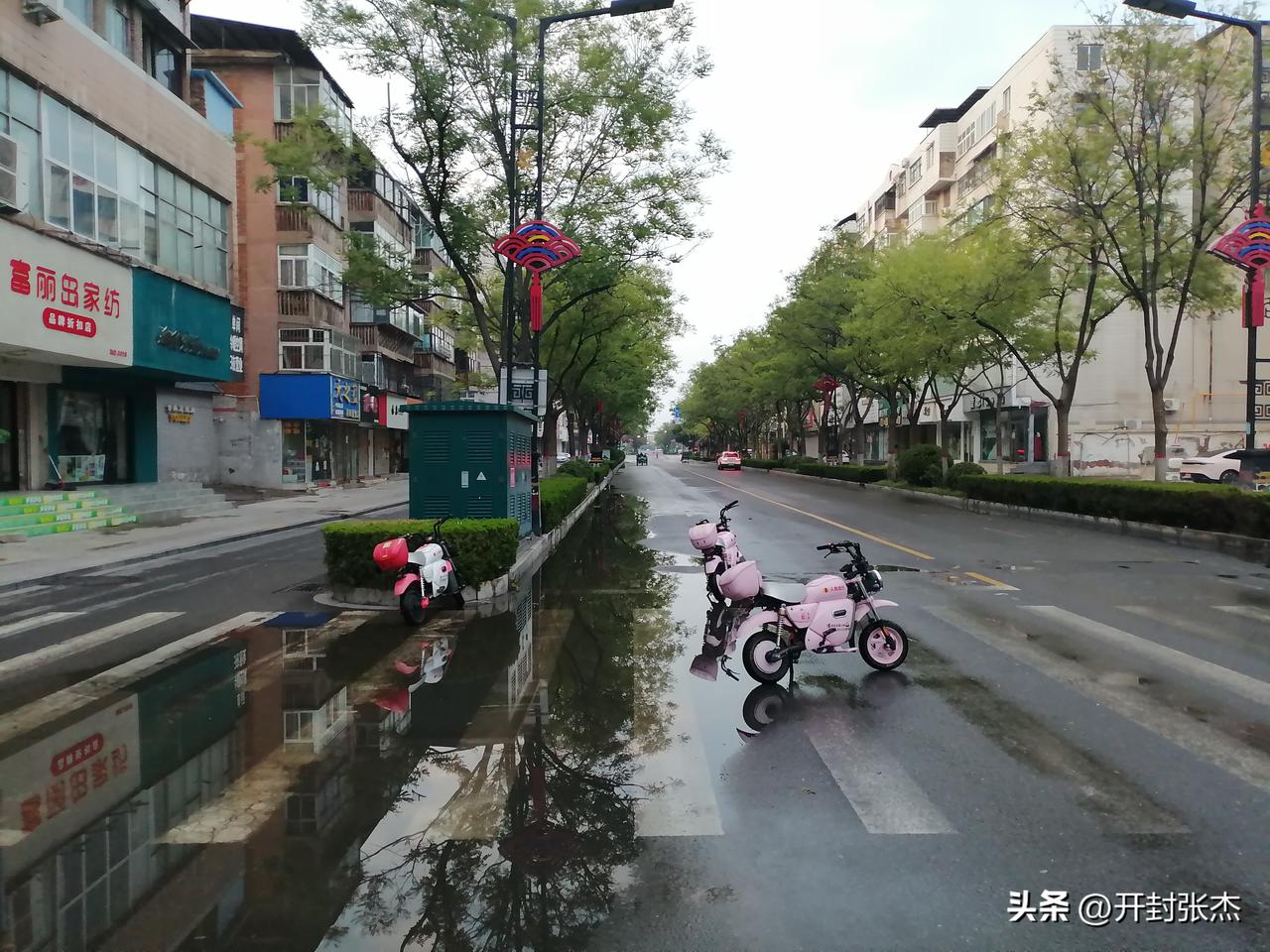 开封市雨后的中山路