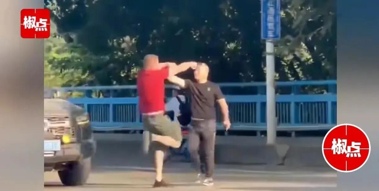 云南街头“碰瓷”大戏：外籍大哥的“骂街”风采与中国小哥的机智反击！

在云南的一