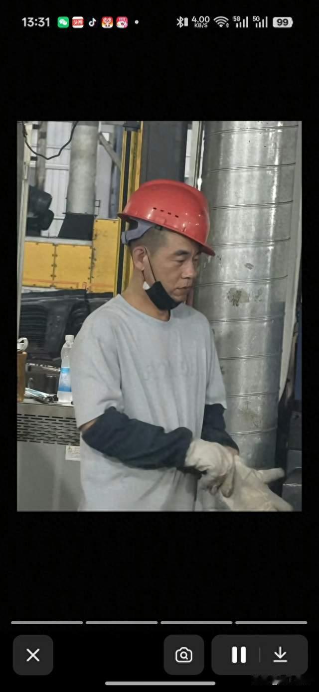 全网热议！网传找到陈小春失散多年弟弟大家紧盯一处梅花胎记求证