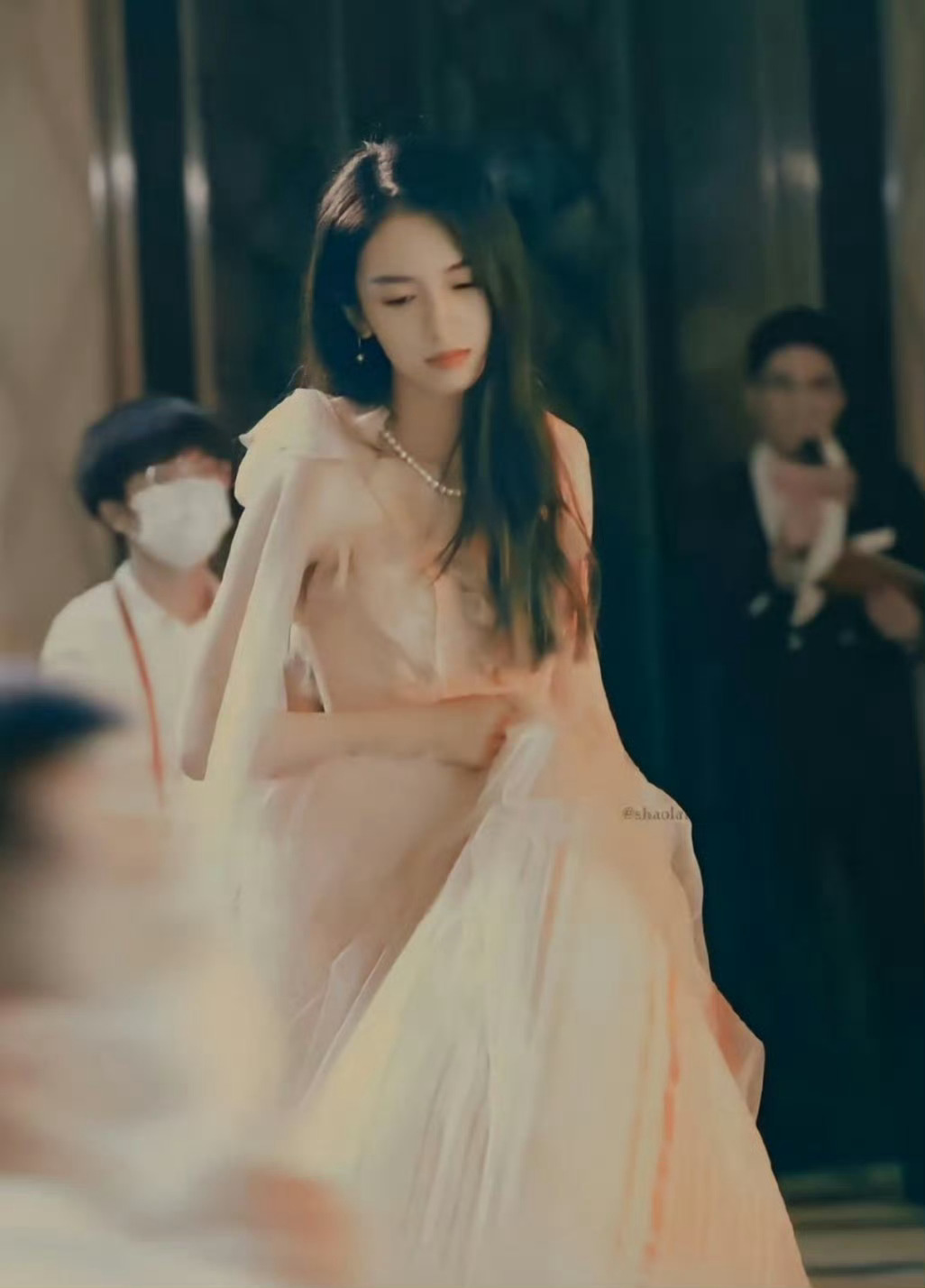 【周也】白月光既视感 没戴眼镜眯眼睛找座位也能出神图   ·周也中秋吃月饼营业照