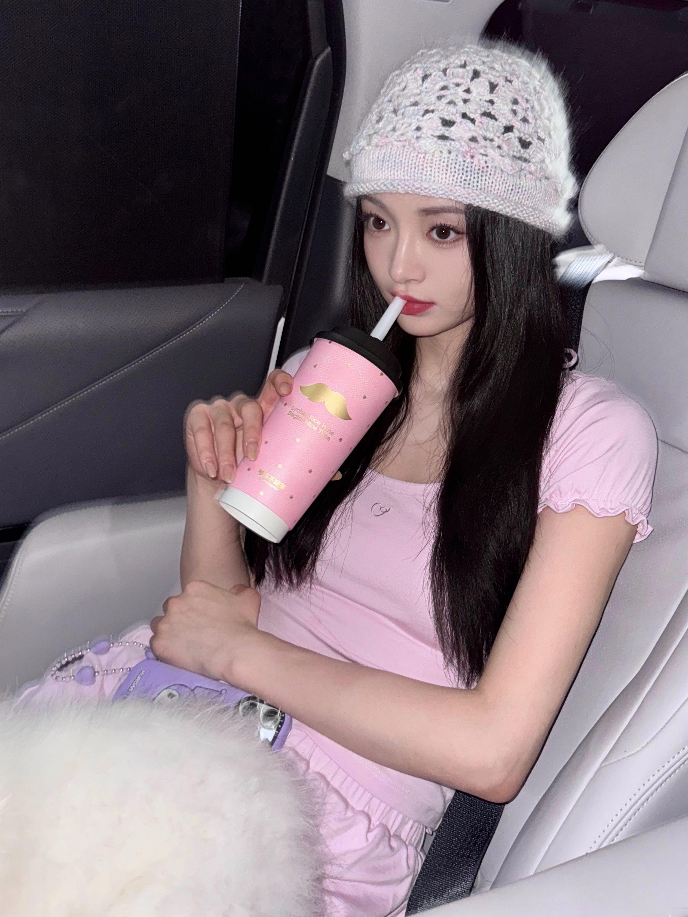 洁琼这组“荔枝女友”大片美哭我！荔枝冰酿的透亮感衬得她肤若凝脂~首创爆款，冰凉软
