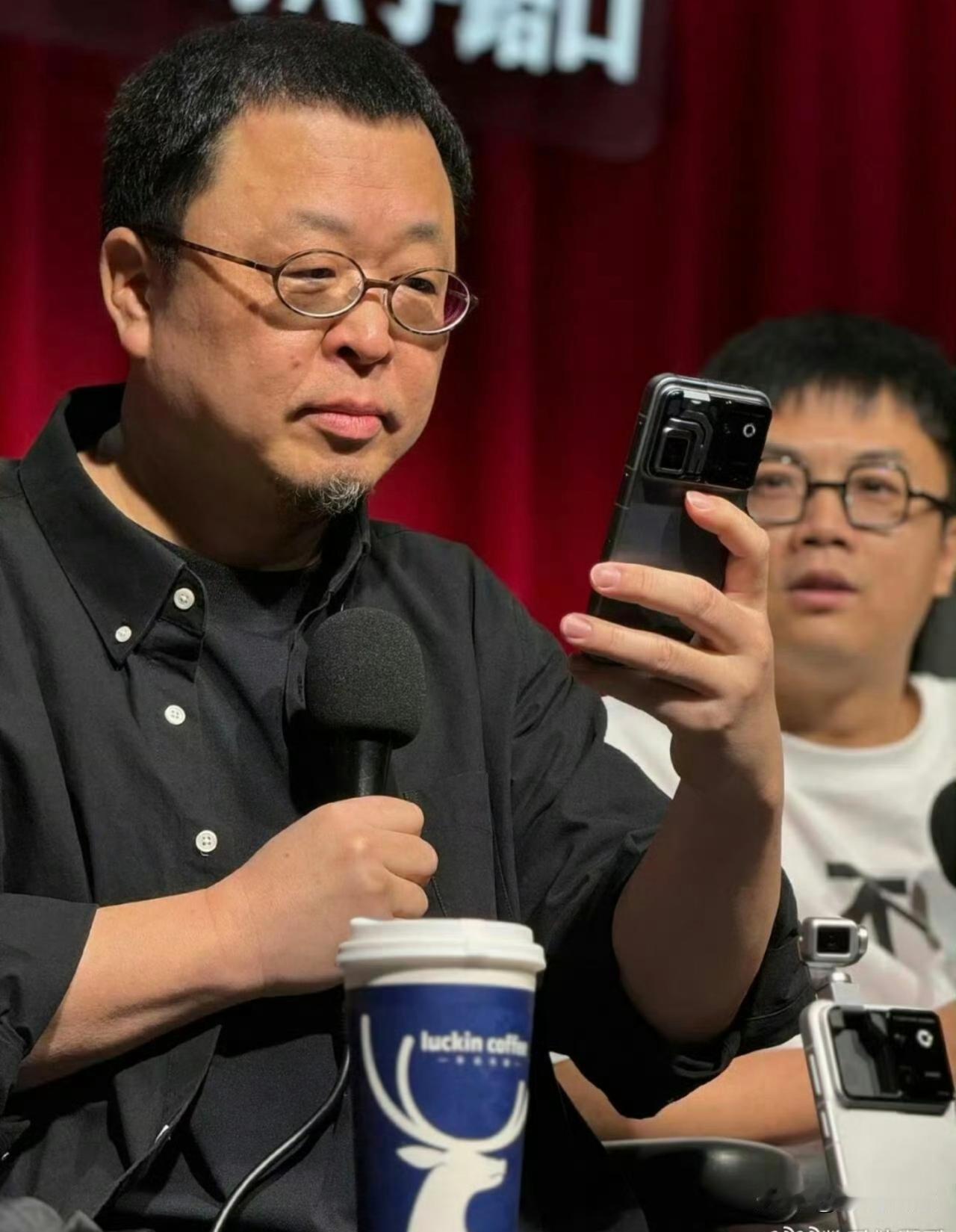最近罗永浩在访谈里聊手机行业过往发展，一席话戳中了无数数码老粉的心坎。他直言一个
