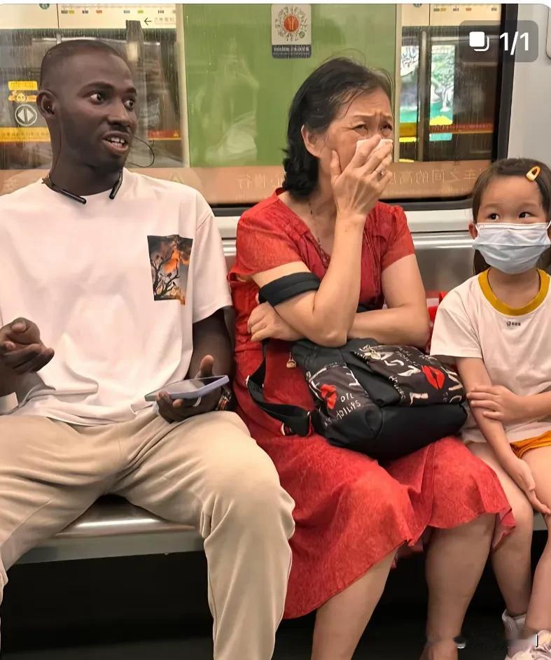 这位阿姨怎么了，为什么一副这样的表情呢，有谁知道！