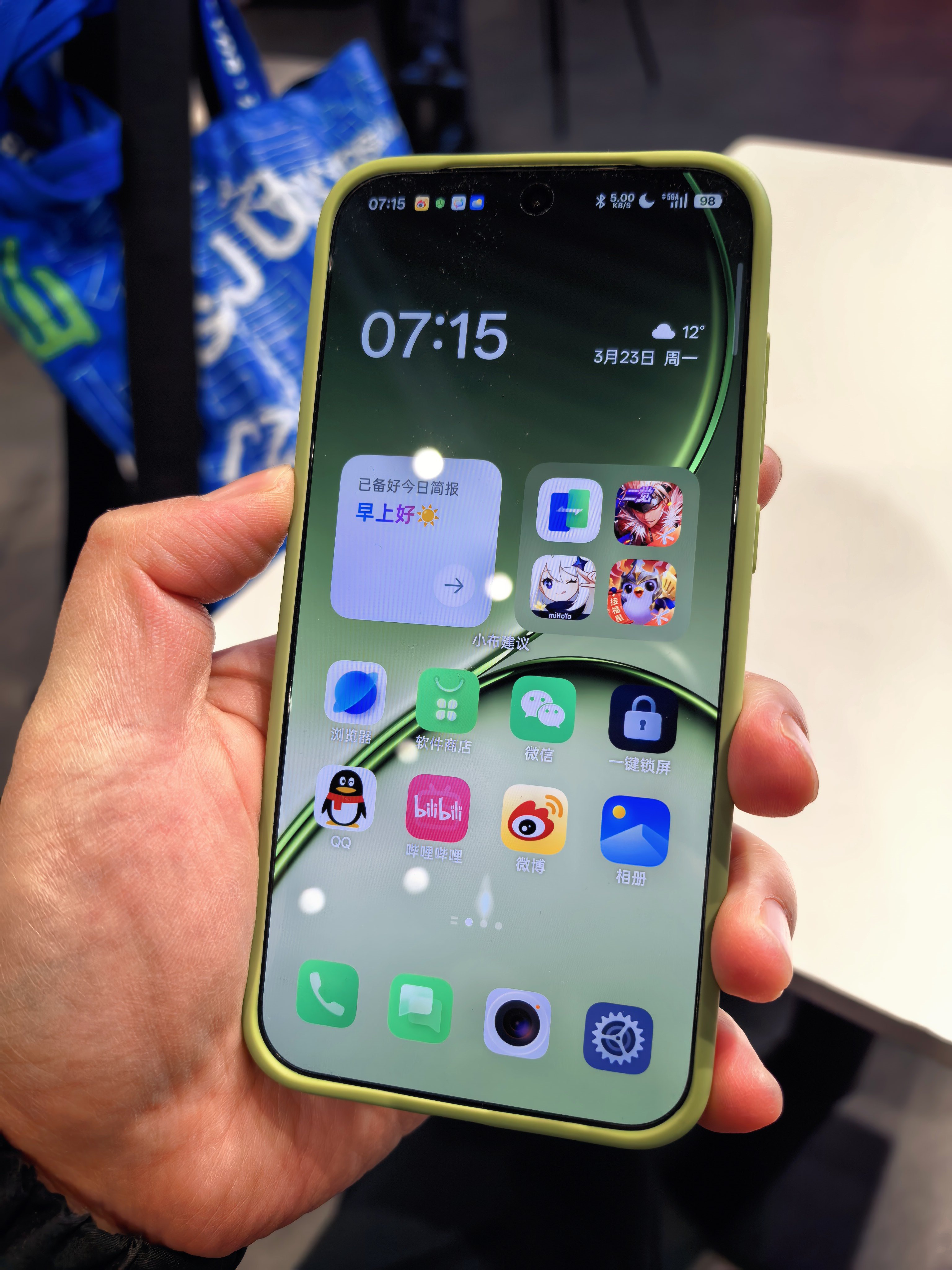 谁会不喜欢一款带着手机壳还很小巧性能又强大续航还完美系统又流畅丝滑的小屏大魔王一