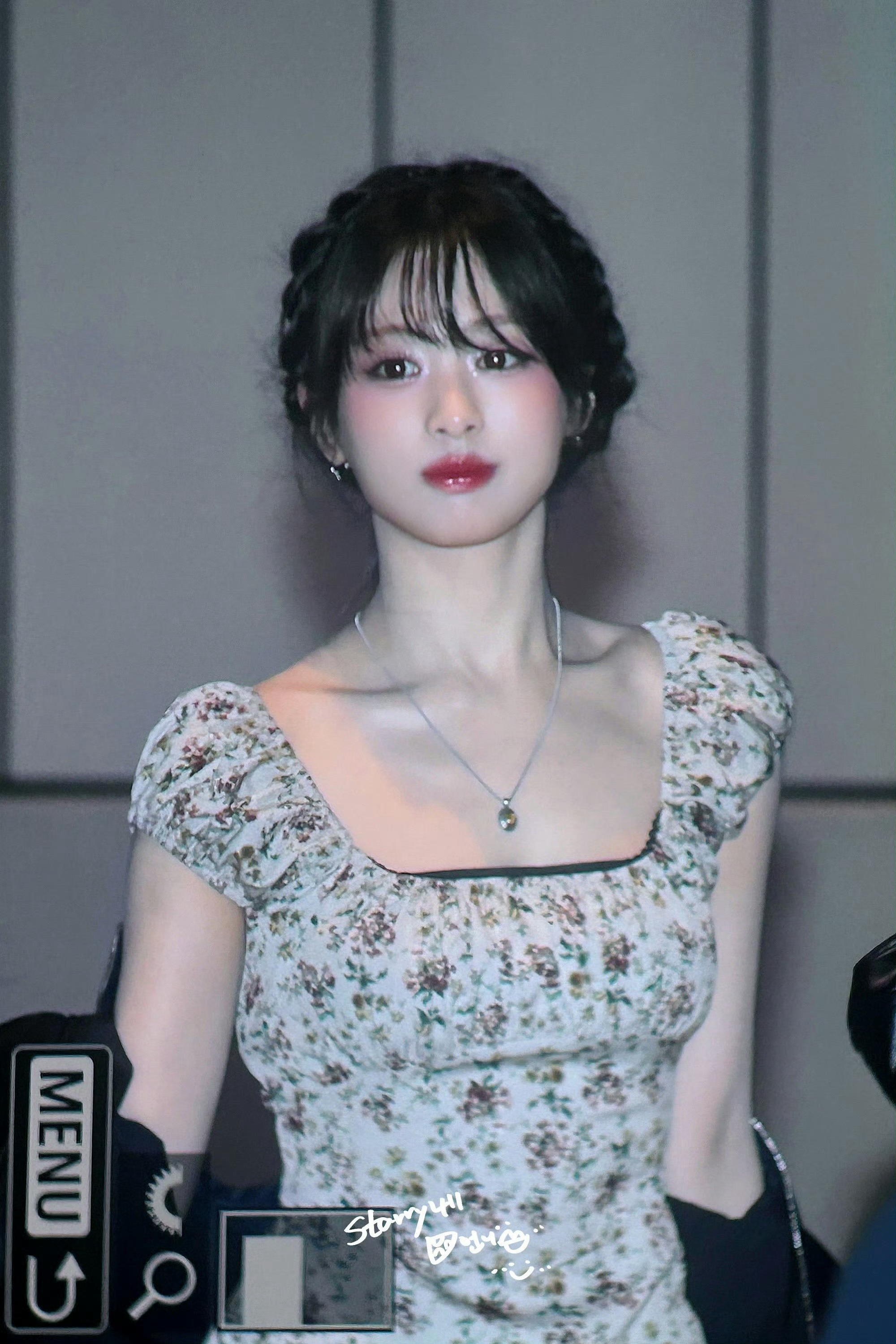 投稿：郑雅譞ahyeon今天的下班穿搭，公主头、小裙子和皮靴，宝宝你是一个女神?
