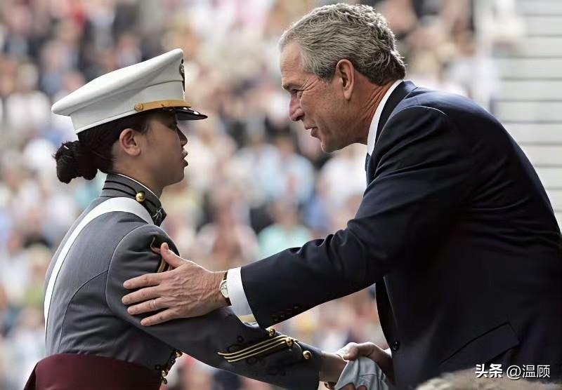 小布什亲自颁奖！西点华裔女状元竟是…2006年5月27日，美国总统小布什在西点军