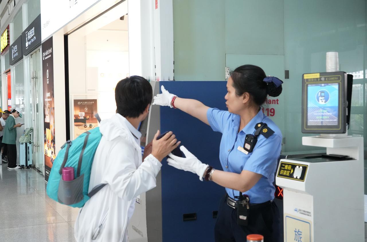 【哪些证件可自动识读进站？】使用中华人民共和国居民身份证、港澳居民居住证、台湾居