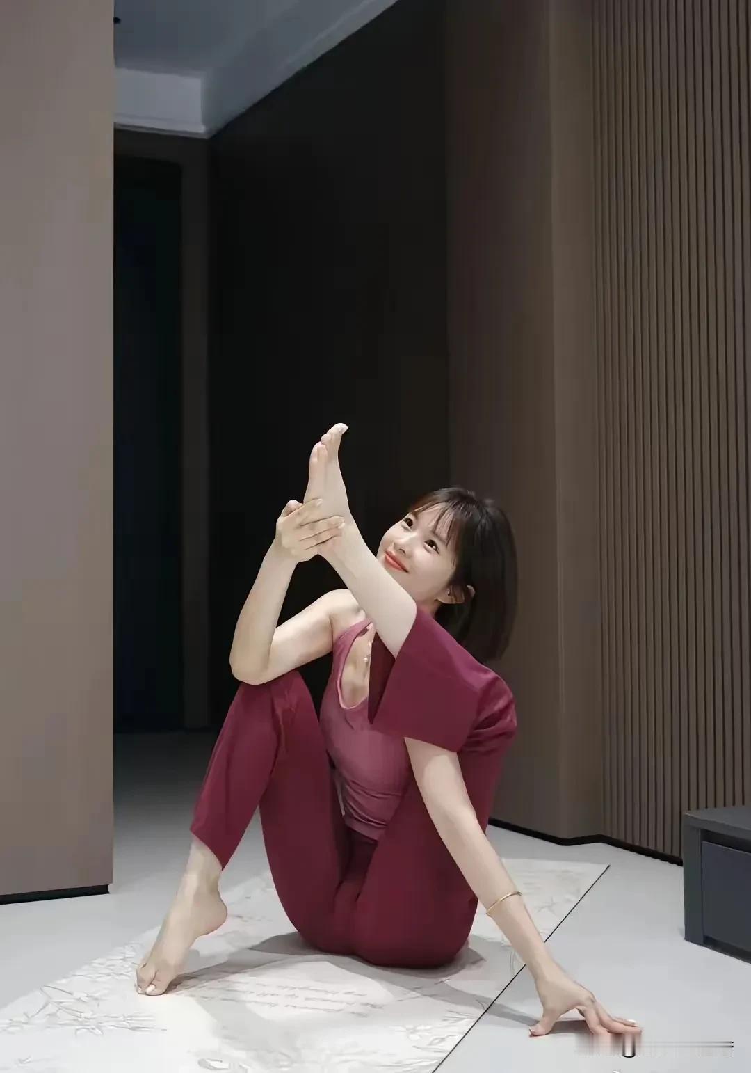 看到妙龄女子调皮的造型动作，感觉就像生活里突然闯入的一抹亮色。想起之前看到的女生