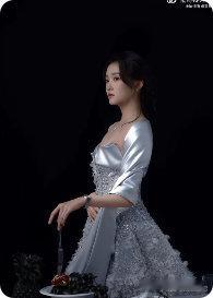 以后按这个标准给关晓彤做造型关晓彤首穿 IVANYONG 秀款太惊艳！千百朵手工