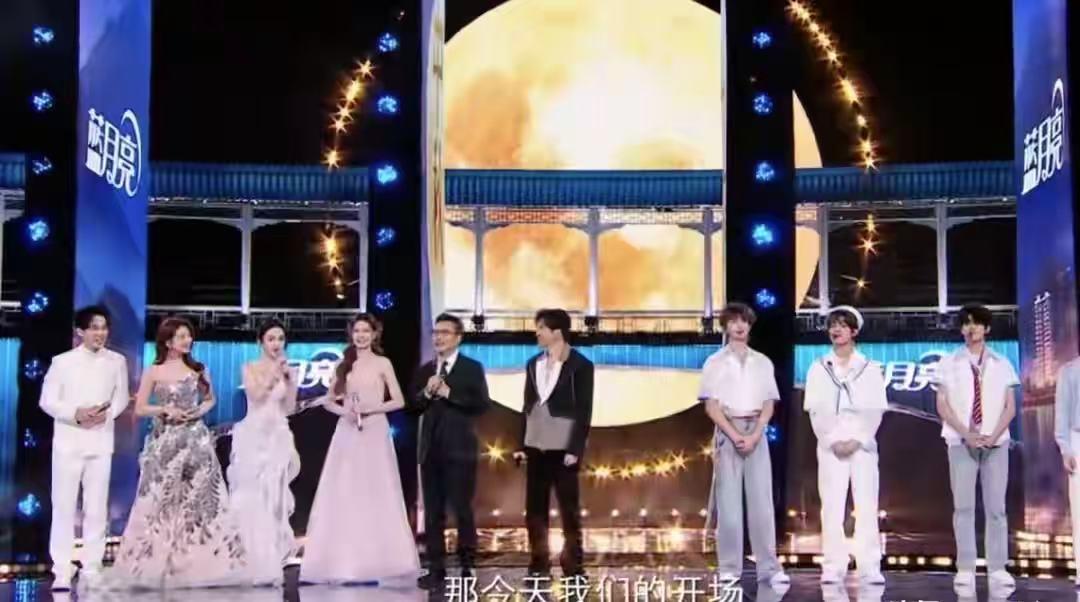 芒果台晚会：舞台爆火，主持却尬到没眼看！
芒果台晚会的舞台，舞美向来顶流，这次苏