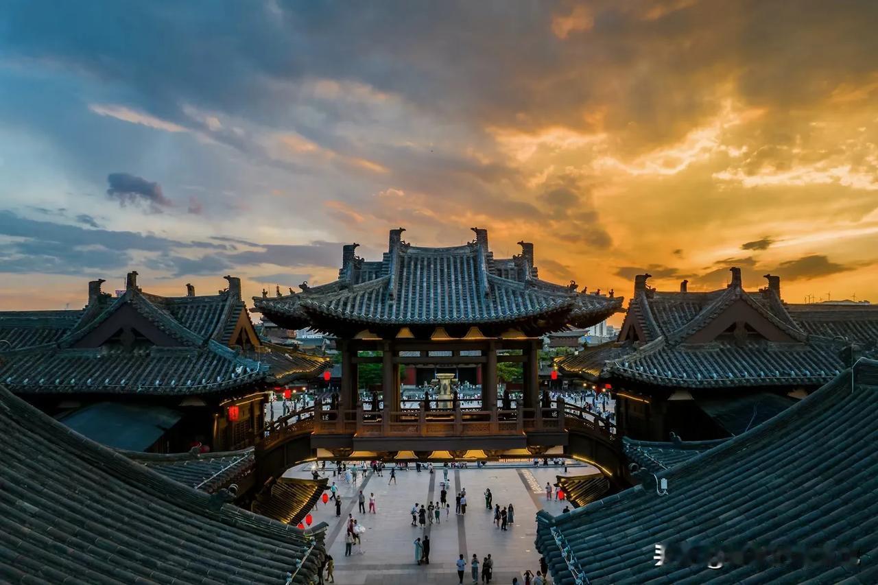 漫步在华严寺广场，四周的天宫阁古色古香，雕梁画柱，玲珑剔透，给人一种震撼之美。其