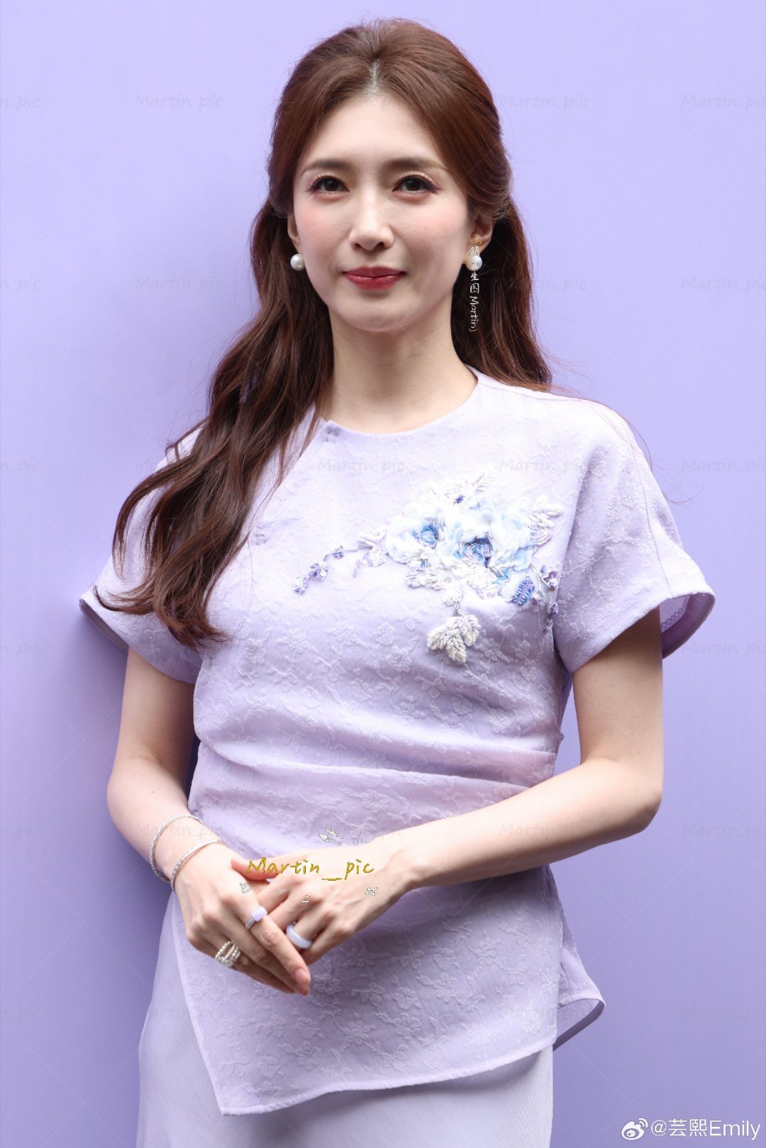 江疏影怼脸美哭我了江疏影这怼脸镜头真的美到我失语，五官精致又大气，皮肤状态也绝了