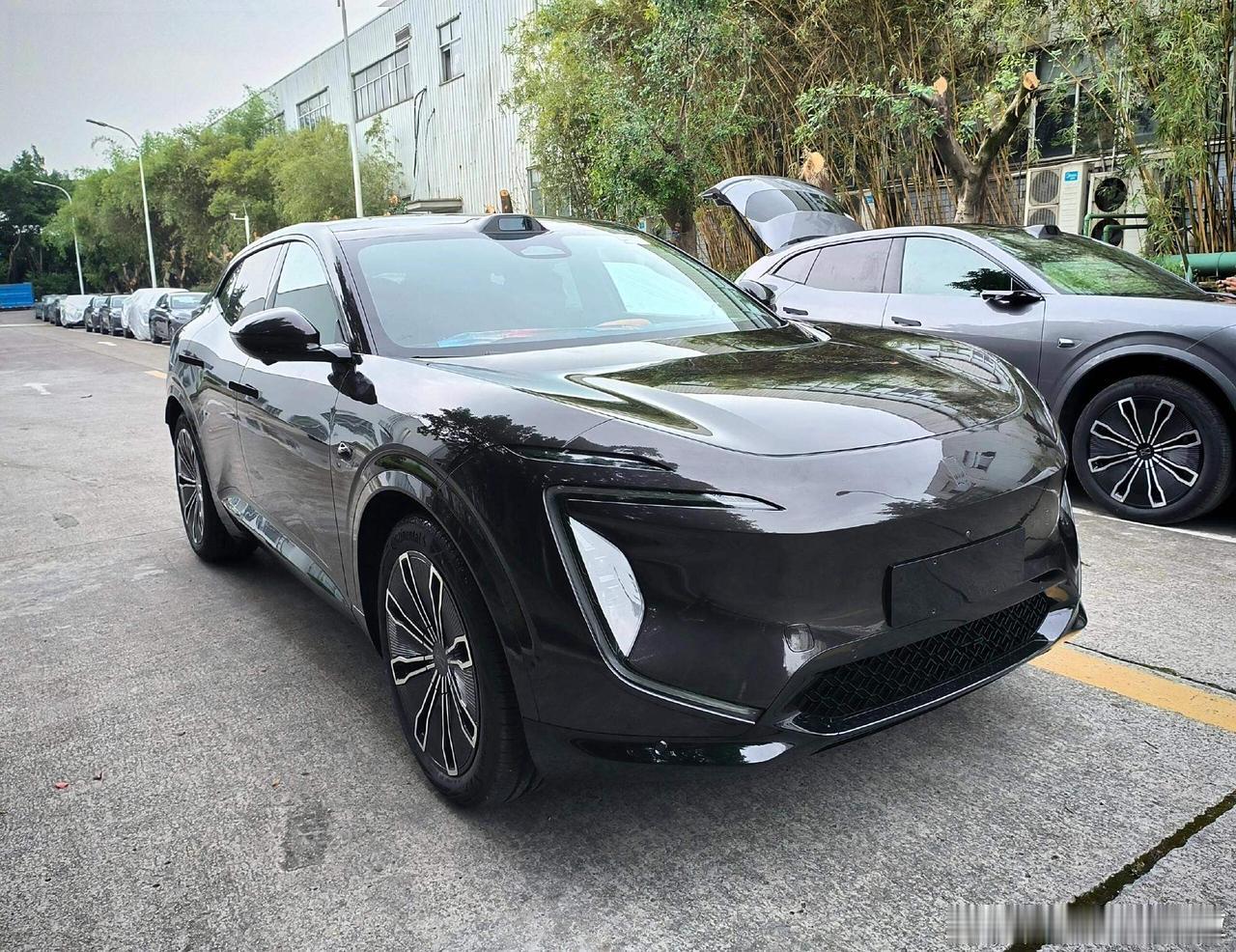 近日，有网友在社交平台曝光了阿维塔07的实车图，该车是品牌旗下的第三款新能源车，