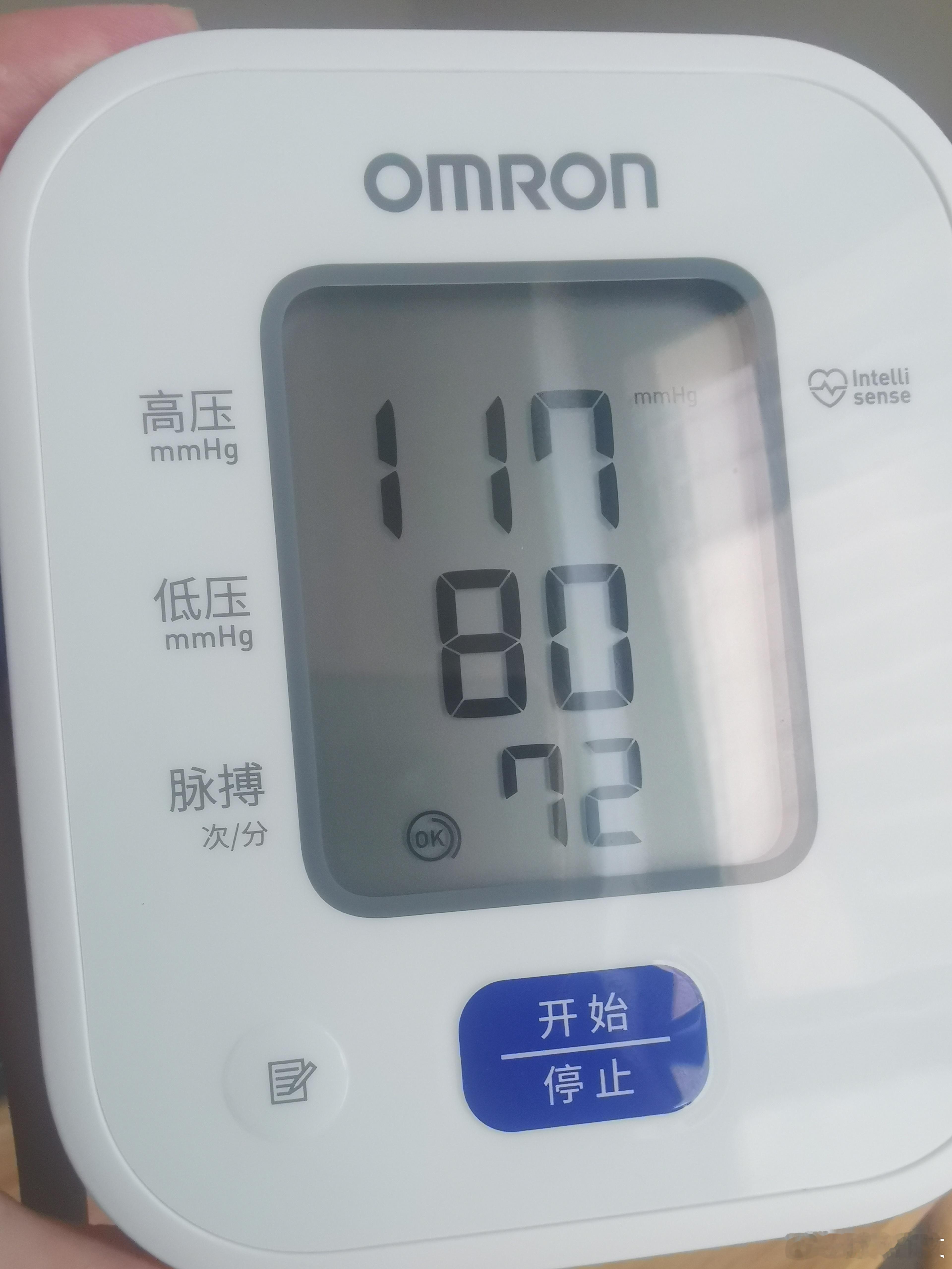 刚用完午膳，一个窝头，一盘炒黄瓜片，一小块熏猪头肉。吃饭要自律，拒绝重油重盐。病