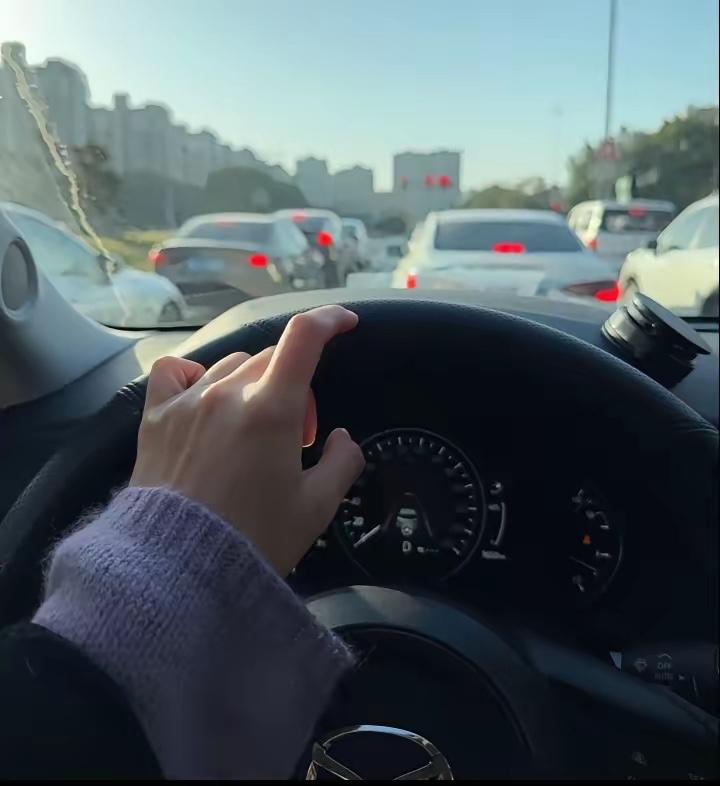 没车的时候
觉得趁别人的车没面子
等有车了
才发现
加不起油
才是最没面子的事儿