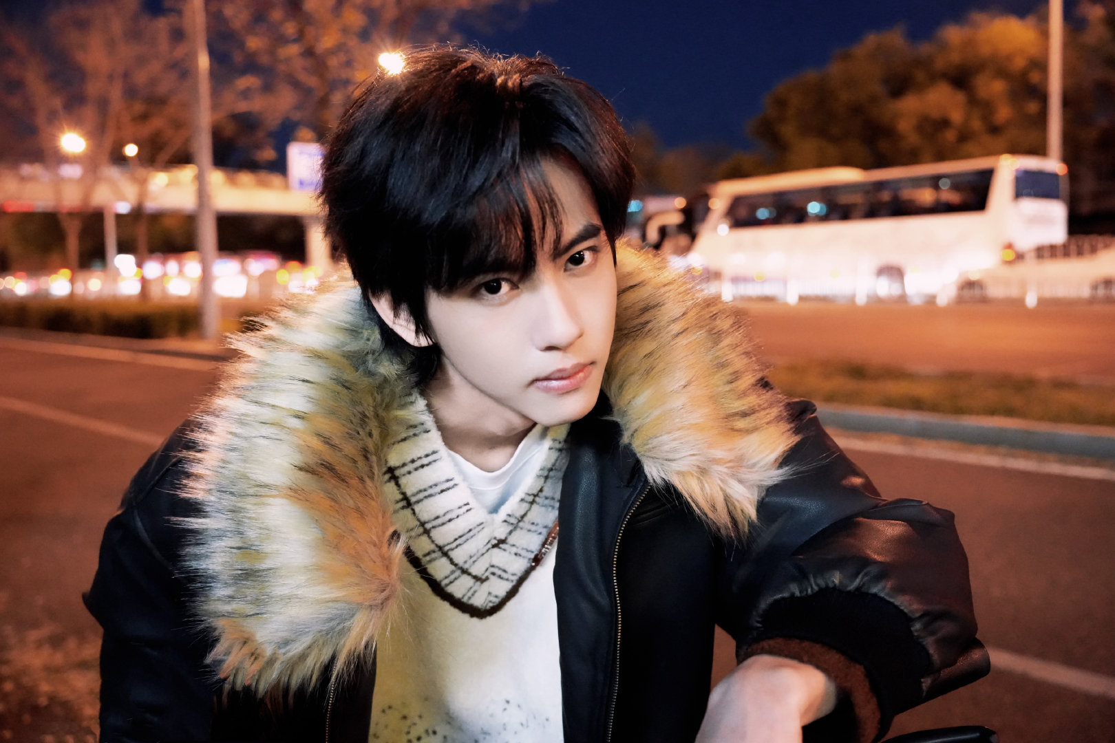 刘轩丞｜营业自拍，大毛领外套配白色毛衣，颜值与魅力并存，真就硬帅啊！ 