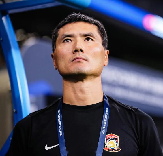 国足主教练希望带队实现国人梦想邵佳一接过国足教鞭，成为中国足球新时代的象征。作为