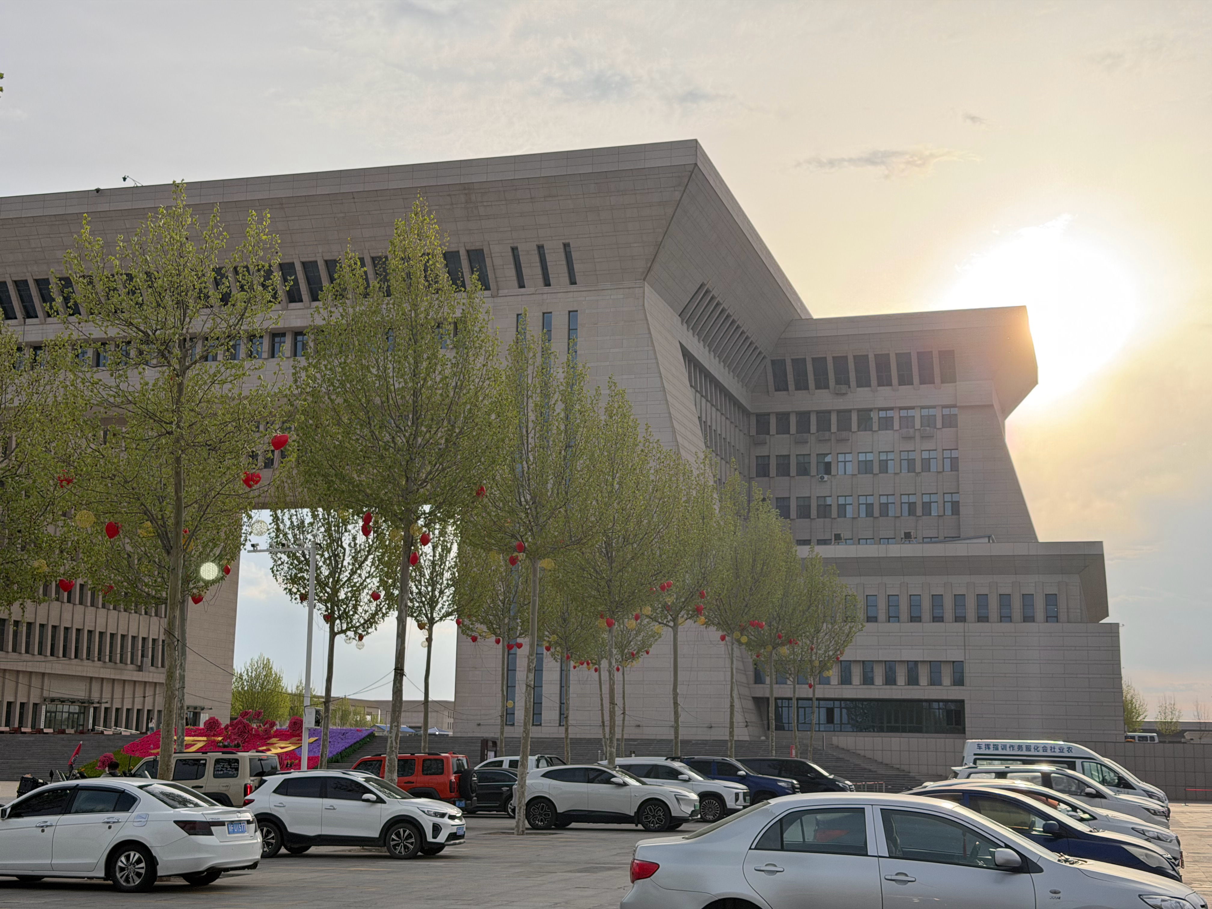 晚上8点的太阳！ 新疆真不错！ 霍尔果斯·霍尔果斯口岸新国门