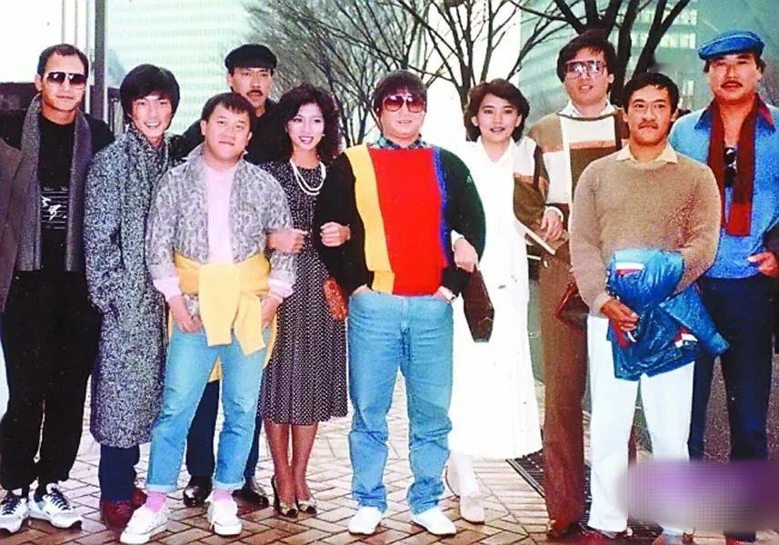 冯淬帆演的《福星高照》主创团队合影，你认得谁是谁吗？已有3人去世
1985年，嘉