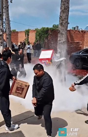 农村婚闹恶俗陋习何时休？
 
大喜日子硬生生变成大型狼狈现场，隔着屏幕都替当事人
