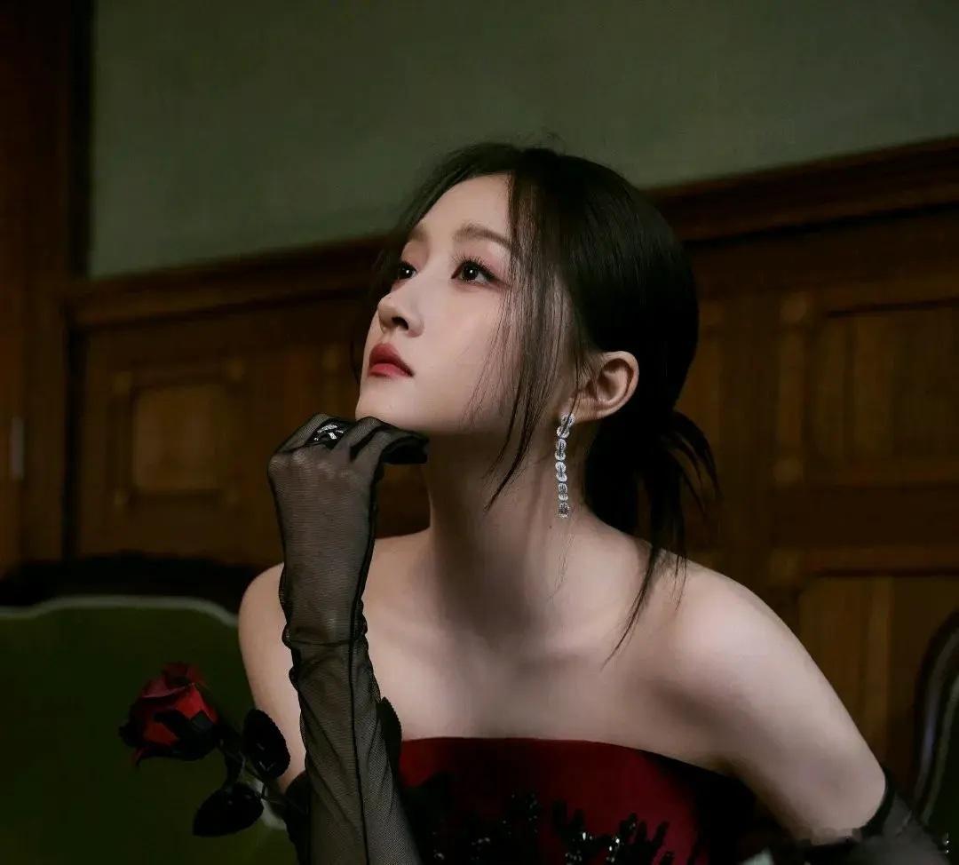 关晓彤这一身红色礼服怎么样？看了下视频，还是觉得工作室选礼服的眼光，依旧有待提高