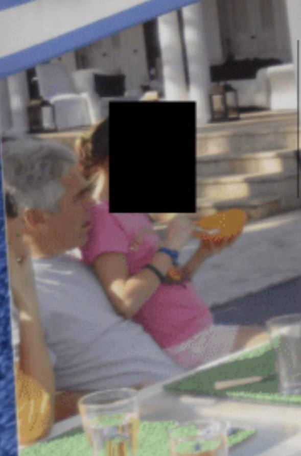 爱泼斯坦身上坐的是个小女孩 