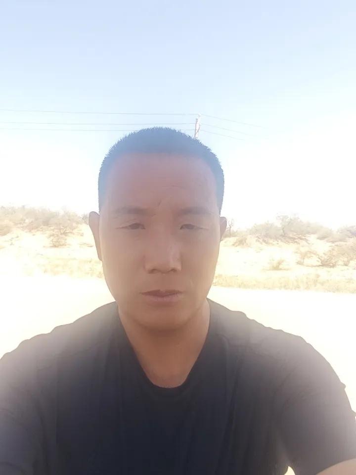自作青山

多年的坎坷与辛酸
父爱是缺席的远山
母亲苦撑着家
五个孩子在她的羽下