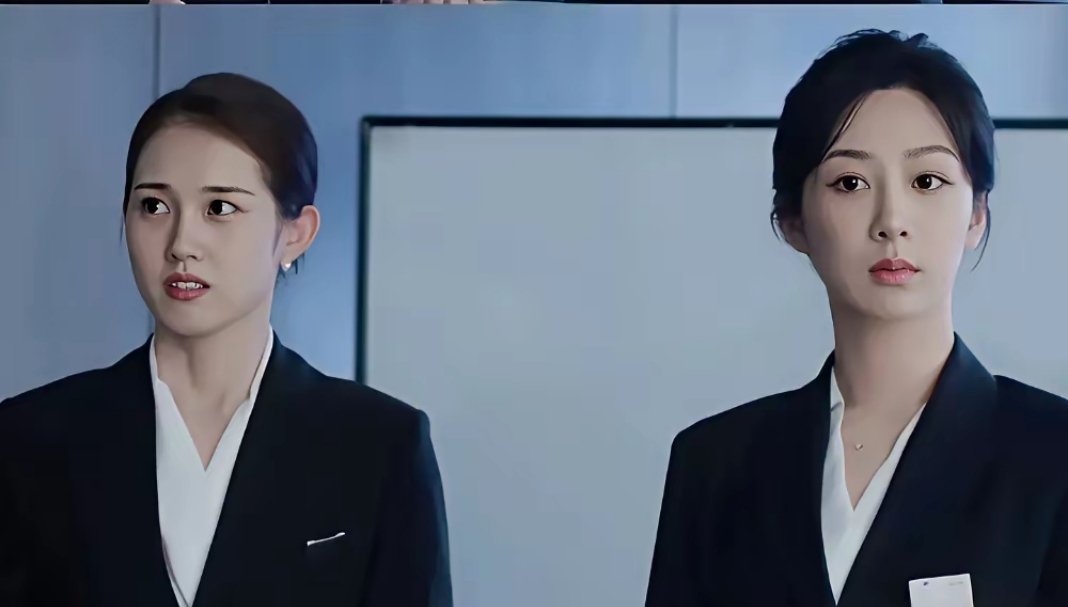 我以前总觉得杨紫的颜值，在女演员中算是普通款了。但不否认，杨紫很优秀。 