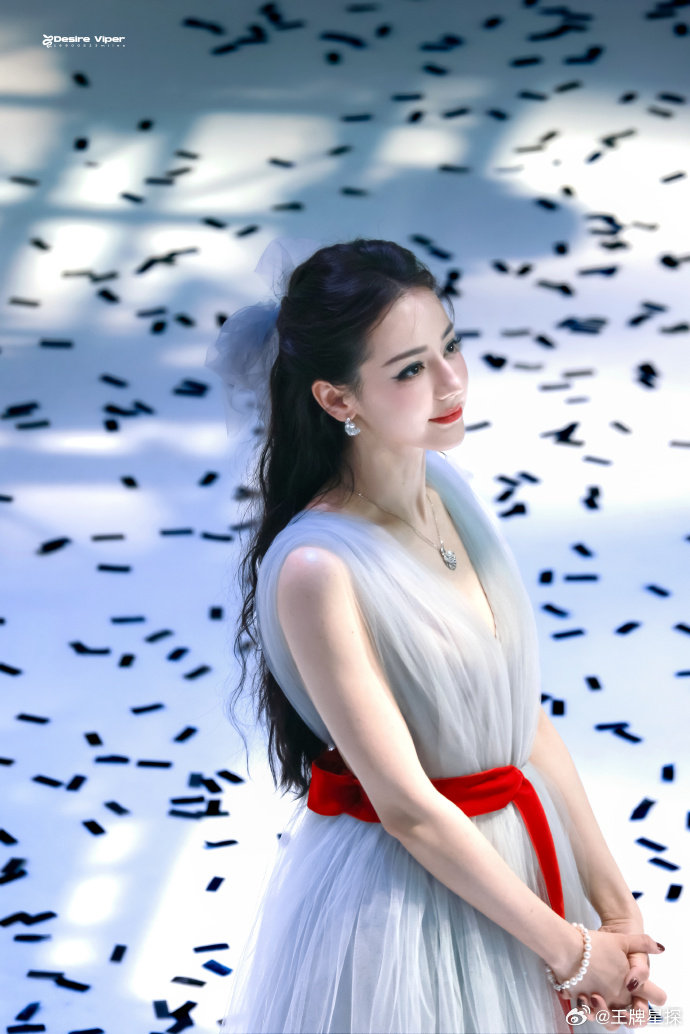 100多个站姐发了迪丽热巴各大站姐拍的迪丽热巴愚人节站姐团建，简直就是迪丽热巴美