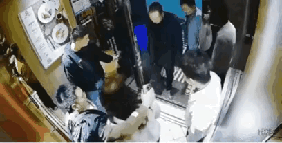 江苏醉酒男子踹倒机器人后续来了，
男子公开道歉并赔偿了4500修理费，酒店暂不追