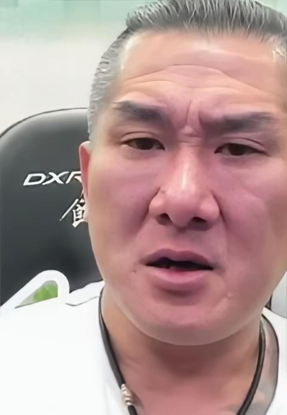 直播间里动容落泪的一幕，戳中了不少人的心。曾经带着偏见看待大陆，甚至言语失当，如