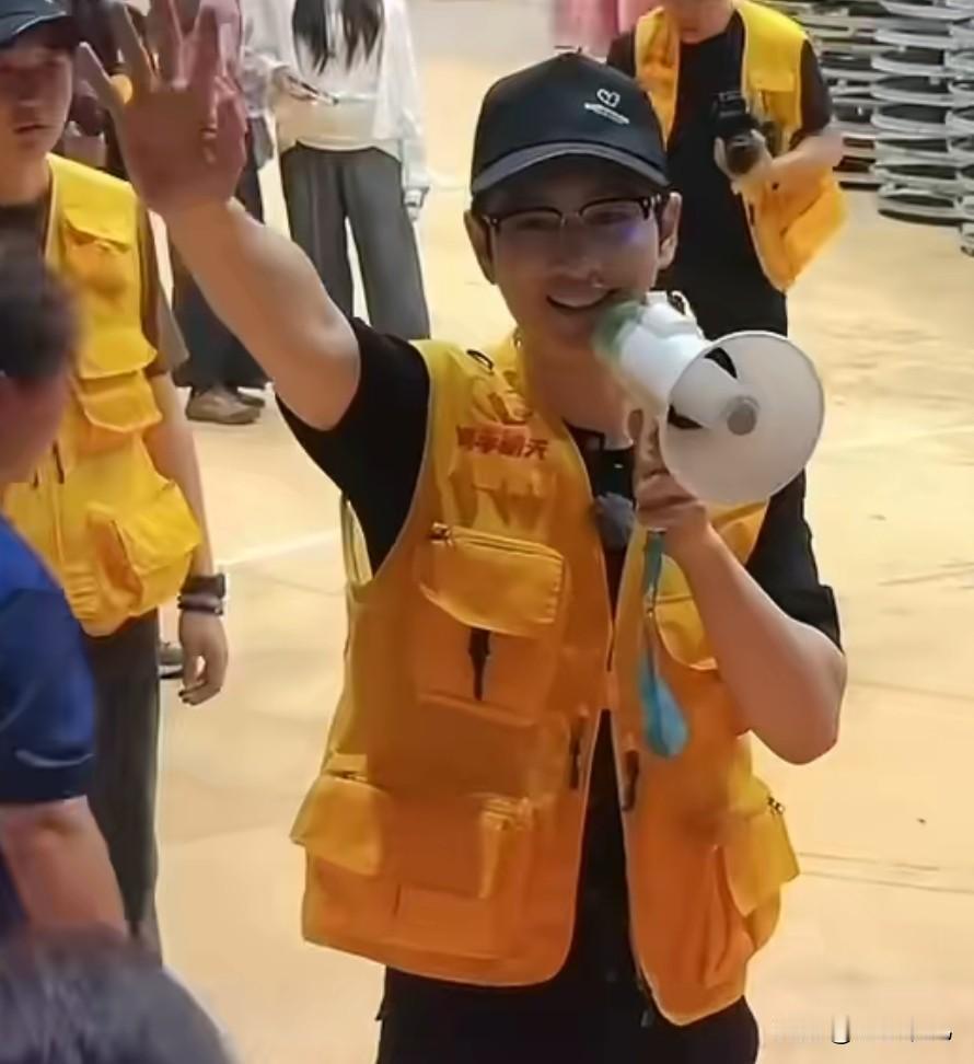黄晓明现身广西赈灾现场


黄晓明非常有爱心，哪里有灾难？他都会捐款捐物，现身灾