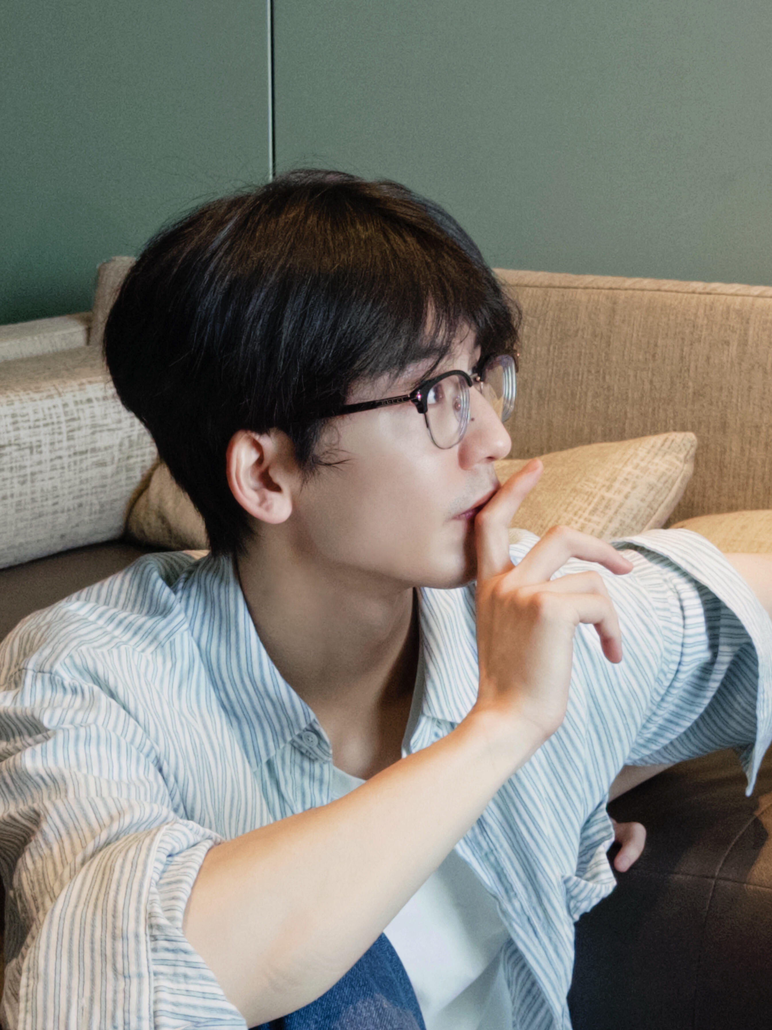 张凌赫素颜捧脸照张凌赫捧脸发呆张凌赫素颜捧脸照帅的一批[流鼻血]张凌赫[超话] 