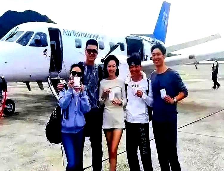 那张老照片，现在看真的让人后背发凉。
 

马蓉身体明显靠着宋喆，俩人挨得特别近