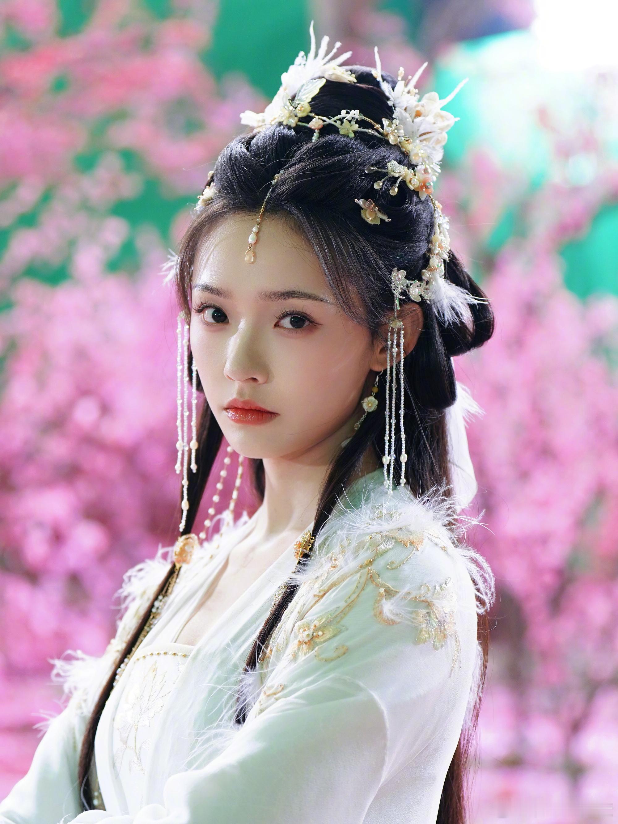 林允 那年杏花微雨 林允《水龙吟》阿谁造型太戳审美！白衣金蕊绣纹精致，珠花羽毛头