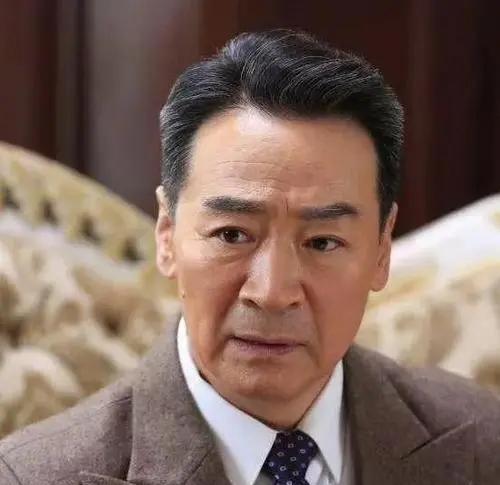 49 岁大叔硬娶 24 岁姑娘，岳父气得拍桌子，他却敢撂句狠话
你想想，李婷当时