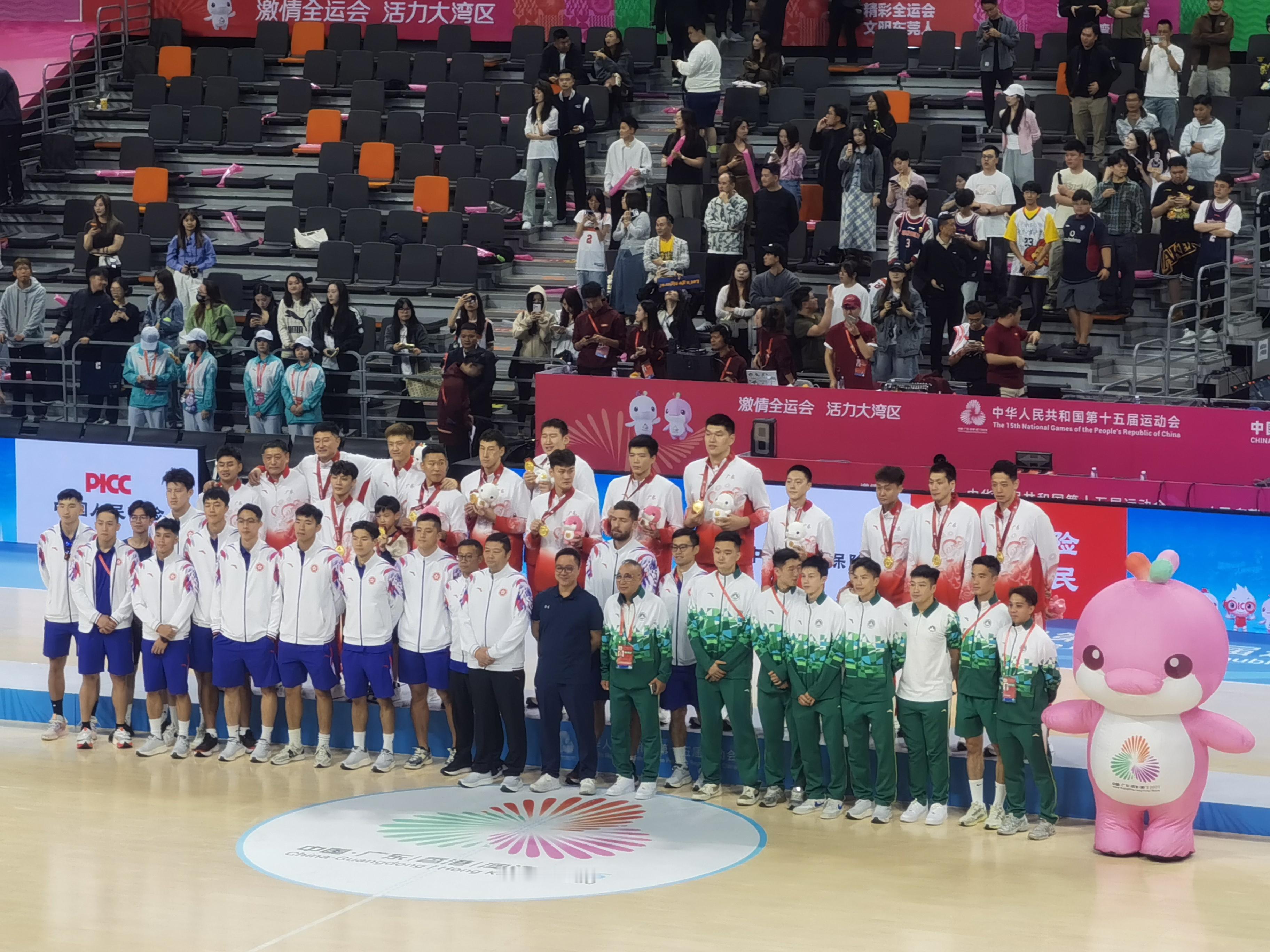 颁奖仪式结束之后，广东，香港、澳门三支东道主球队还专门合了个影。挺好，挺有纪念价