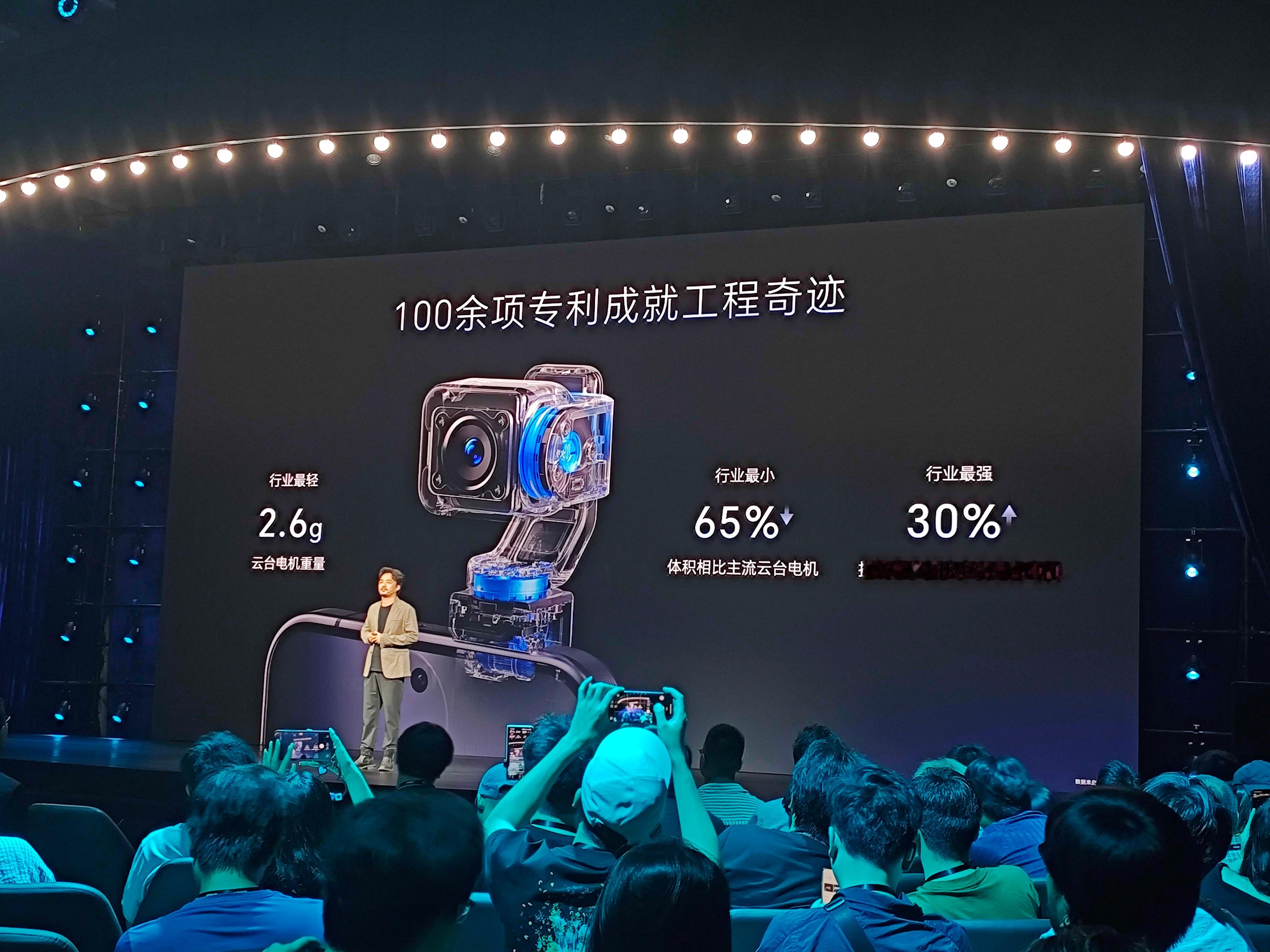 此前的手机防抖，主要通过裁切实现，荣耀robot phone 首次将机械防抖云台